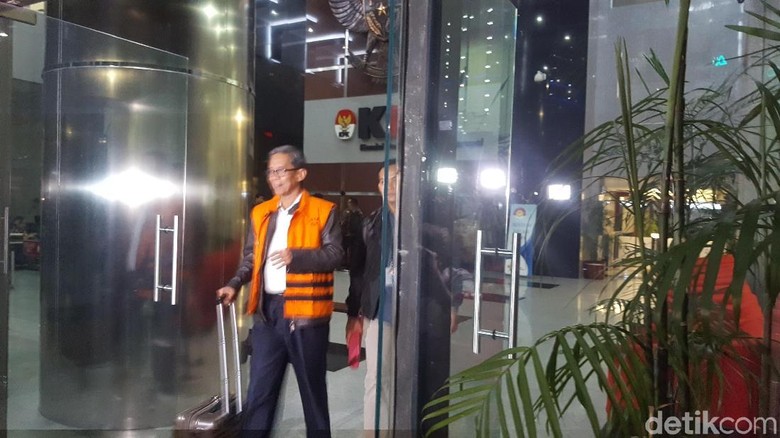 Sambil Tenteng Koper, Kepala Kantor Pajak Ambon Ditahan KPK Sambil Tenteng Koper, Kepala Kantor Pajak Ambon Ditahan KPK