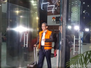 Sambil Tenteng Koper, Kepala Kantor Pajak Ambon Ditahan KPK