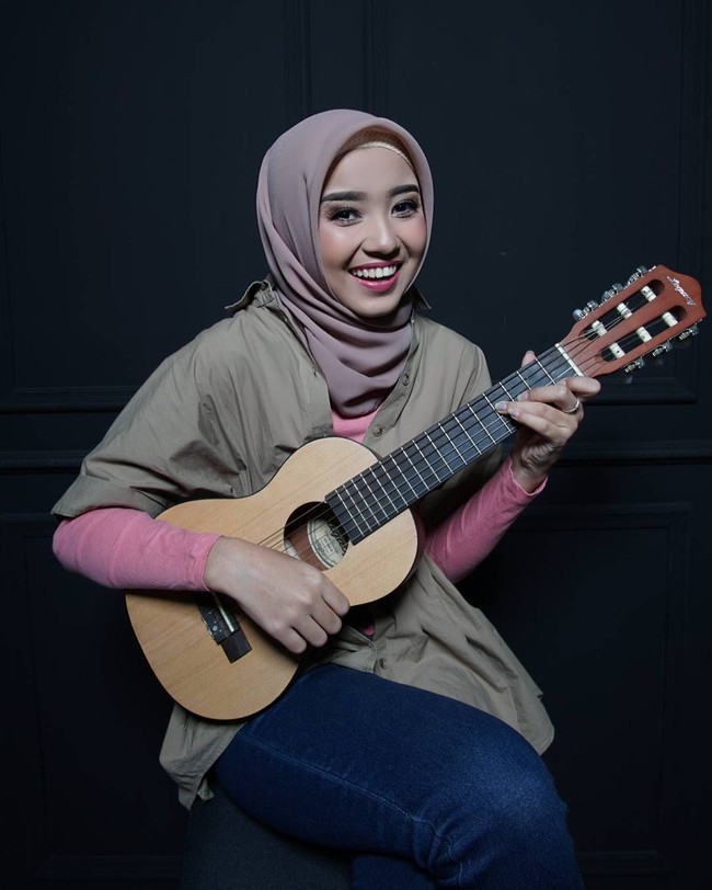 Febri juga aktif di komunitas sosialpreneur dan merupakan founder Khadijah Community. Tujuan dirinya mendirikan komunitas tersebut pun agar bisa mengajak dan menjadi inspirasi wanita-wanita muda yang produktif di luar sana agar sama-sama belajar, dan berkolaborasi menebarkan kebaikan serta bermanfaat bagi orang banyak. Foto: Instagram @uniebby