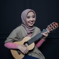 Febri juga aktif di komunitas sosialpreneur dan merupakan founder Khadijah Community. Tujuan dirinya mendirikan komunitas tersebut pun agar bisa mengajak dan menjadi inspirasi wanita-wanita muda yang produktif di luar sana agar sama-sama belajar, dan berkolaborasi menebarkan kebaikan serta bermanfaat bagi orang banyak. Foto: Instagram @uniebby