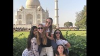 Tak hanya bareng keluarga, Suhana juga kerap liburan bareng teman-temannya. Begini potret Suhana saat trip bareng ke Taj Mahal. (Instagram/@suhana_khan_officiall)