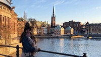 Foto: Ini gaya manisnya saat liburan ke Swedia. (missscotland18/Instagram)