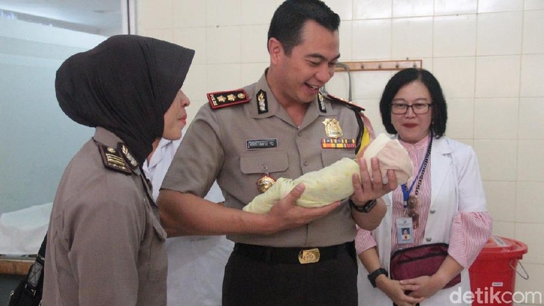 Begini Pengakuan SPG yang Nekat Buang Bayinya dari Lantai 3 Mal Begini Pengakuan SPG yang Nekat Buang Bayinya dari Lantai 3 Mal