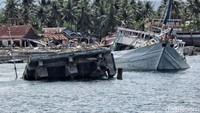 Salah satu kapal terdampar di pelabuhan.