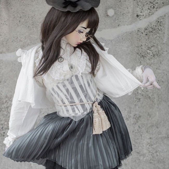 Lulu Hashimoto, itulah nama boneka hidup yang menghebohkan Jepang pada 2017. Lulu kini sudah begitu populer. Akun media sosialnya diikuti lebih dari 47 ribu pengguna Instagram dan dia pun eksis sebagai model fashion. Foto: Instagram luluidoll. 