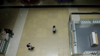 Pusat perbelanjaan itu tampak berbanding terbalik dengan ITC Roxy yang ramai pengunjung. Sejumlah tenant pun akhirnya memilih angkat kaki lantaran tak kuat dengan rendahnya omset penjualan di Roxy Square.