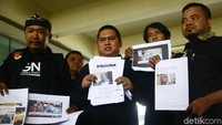 Mereka menunjukkan barang bukti saat melakukan pelaporan.