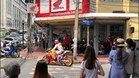 Sebelum tampil di Sirkuit Internasional Buriram, Marc Marquez melakukan beragam kegiatan bersama Tim Repsol Honda di jalanan kota Bangkok (Twitter @HRC_MotoGP)