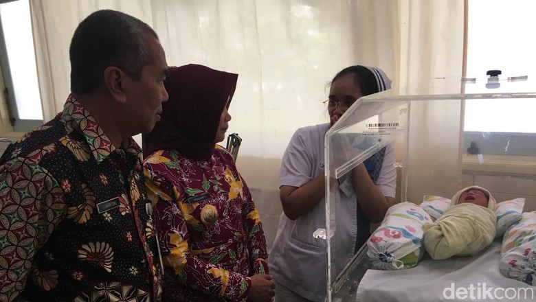 Polisi Tes DNA Bayi yang Dibuang dari Lantai 3 Mal di Magelang Polisi Tes DNA Bayi yang Dibuang dari Lantai 3 Mal di Magelang