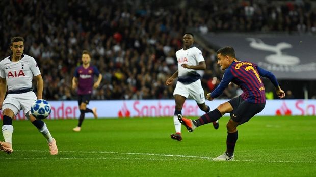 Philippe Coutinho mencetak gol pada menit kedua ke gawang Tottenham Hotspur. (