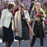 Meghan Markle berkunjung ke Sussex, Inggris, untuk menemui para warga di sana. Seperti biasanya, wanita 36 tahun ini terlihat memukau terlebih lagi dengan pilihan busananya yang kali ini dinilai sangat stylish. Foto: Getty Images