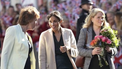 Gaya Super Stylish Meghan Markle Ini Harganya Bisa untuk DP Rumah