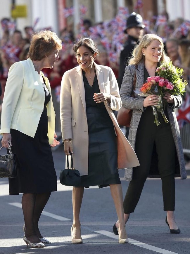 Meghan Markle berkunjung ke Sussex, Inggris, untuk menemui para warga di sana. Seperti biasanya, wanita 36 tahun ini terlihat memukau terlebih lagi dengan pilihan busananya yang kali ini dinilai sangat stylish. Foto: Getty Images