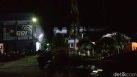 Selain itu sebagai dukungan awal menggerakkan perekonomian Kota Palu, PLN telah mengaliri listrik di sejumlah perbankan, sekolahan dan pada hari ini Bank Indonesia sudah bertransaksi.