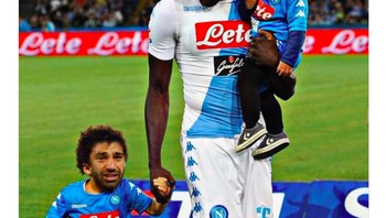 Bek Napoli Kalidou Koulibaly dipuji karena berhasil mematikan Salah. Foto: istimewa