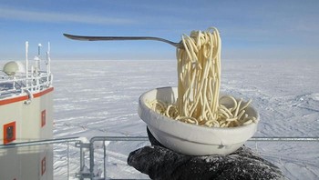 cuaca ekstrim di stasiun lembaga penelitian Concordia, Antartika dengan suhu 60 derajat. Sehingga membuat mie berdiri beku dengan garpu. (Foto: Boredpanda)