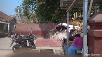 Tidak sedikit peziarah atau pengendara melemparkan uang ke arah batu tameng saat melintas wilayah tersebut. (Sudirman Wamad/detikTravel)