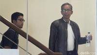 Sedangkan, AL diduga sebagai pemberi suap dijerat dengan Pasal 5 ayat 1 huruf a atau Pasal 5 ayat 1 huruf b atau Pasal 13 Undang-Undang Pemberantasan Tindak Pidana Korupsi juncto pasal 64 ayat 1 KUHP.