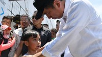 Izrael, bocah korban gempa Palu, Sulawesi Tengah yang ditemui Presiden Joko Widodo (Jokowi) merengek. Dia ingin ikut Jokowi sewaktu akan meninggalkan lokasi gempa. 
