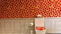 Duh sampai desain toiletnya juga penuh pizza dengan topping keju dan pepperoni. Bisa jadi inspirasi desain toilet di rumah nih. Foto: instagram @the_pizza_experience