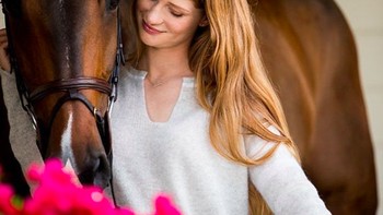 Jennifer dengan kuda kesayangannya. Foto: Instagram