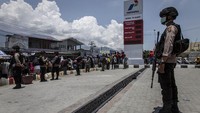 Antrean di sejumlah SPBU pun mengular panjang. Ulet Ifansasti/Getty Images.