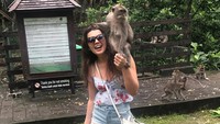 Foto: Rupanya, Linzi juga pernah liburan ke Bali. Linzi berfoto dengan monyet ekor panjang. (missscotland18/Instagram)