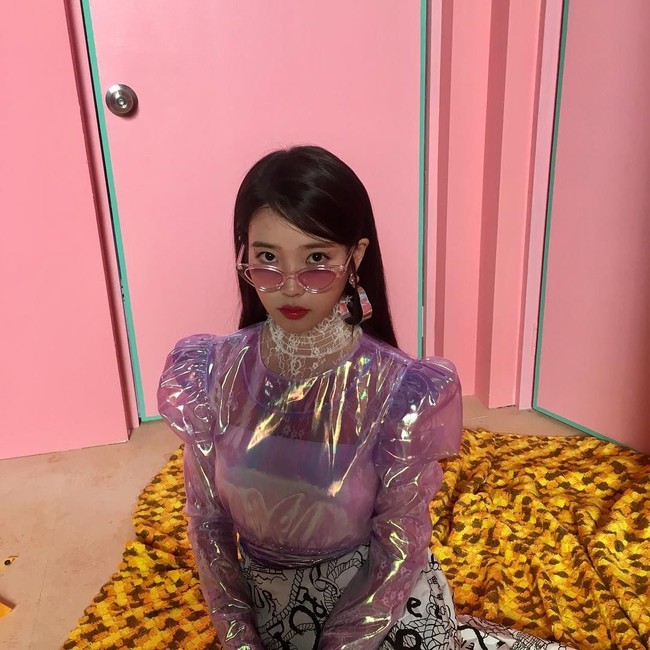 Kini IU tercatat sebagai salah satu selebriti terkaya di Korea Selatan. Forbes menyebut kekayaan penyanyi yang sudah merilis empat album itu mencapai US$ 15 juta atau sekitar Rp 227 miliar. Foto: Instagram @dlwlrma