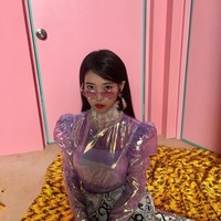 Kini IU tercatat sebagai salah satu selebriti terkaya di Korea Selatan. Forbes menyebut kekayaan penyanyi yang sudah merilis empat album itu mencapai US$ 15 juta atau sekitar Rp 227 miliar. Foto: Instagram @dlwlrma