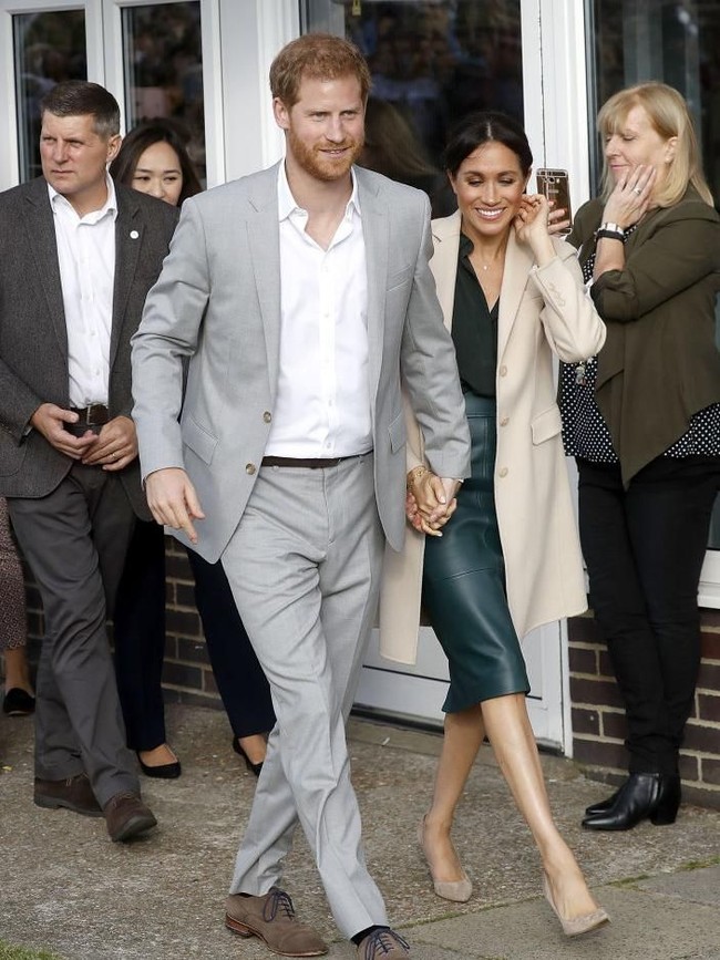 Untuk pertama kalinya setelah diberi gelar Duke dan Duchess of Cambridge, Pangeran Harry dan Meghan Markle akhirnya menyambangi daerah Sussex, Inggris, Rabu (3/10/2018). Inilah penampakan sejoli yang menikah pada Mei lalu di Sussex. (Foto: Getty Images)