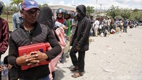Mereka pun harus rela berpanas-panasan demi mendapatkan BBM.