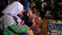 Para korban tiba di Mapolres Garut, Jalan Sudirman, Karangpawitan, Rabu (3/10/2018), pada pukul 21.09 WIB. Setelah diterbangkan dari Makassar menuju Halim Perdanakusuma, Jakarta, mereka dijemput jajaran anggota Polri-TNI dari Polres Garut dan Kodim 0611.
