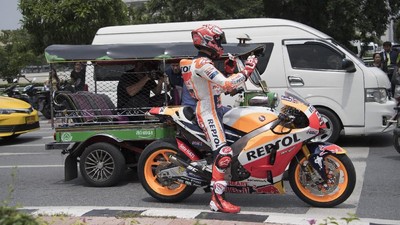 Marquez di Bangkok: Naik Tuk-tuk, Jajan Kaki 5, Dibonceng Polisi