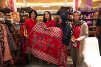 Titie Sadarini dan Tasya Kamila mengunjungi salah satu 'lapak' dari Festival Lapak PerpuSeru  (Foto: dok. Coca-Cola)