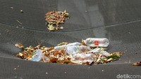 Jelang Asian Para Games 2018, sampah-sampah di atas waring terus dibersihkan.