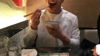 Lagi-lagi makan. Kali ini Nonkul melahap daging panggang. Clap along if you feel like a room is full of beef! (Because im happy!), tulisnya. Foto: Instagram nonkul