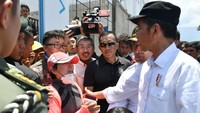 Besok sekolah. Belajar ya. Yang pintar ya, kata Jokowi sambil mengelus kepala Izrael. 