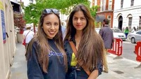 Suhana sedang jalan-jalan di London, Inggris. Jika dilihat-lihat, wajahnya memang mirip dengan sang ayah, Shahrukh Khan. (Instagram/@suhana_khan_officiall)