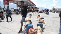 Usai Palu dihantam gempa dan tsunami, suplai BBM sempat tersendat. Maka tak heran warga harus mengantre panjang untuk mendapatkan bahan bakar minyak tersebut.  