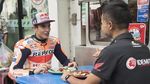 Marquez di Bangkok: Naik Tuk-tuk, Jajan Kaki 5, Dibonceng Polisi