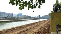 Perataan dan pengerukan bantaran Kali Malang di samping pusat perbelanjaan Giant di Bekasi Barat. Dahulu, kawasan ini dikenal rawan banjir (Randy/detikTravel)