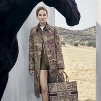 Sekali lagi, Jennifer Lawrence mendapatkan kepercayaan untuk membintangi iklan kampanye Dior. Kali ini, giliran kampanye koleksi Cruise 2019. (Foto: Dok. Dior)