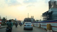 Melewati Perumahan Galaxy, Tol Becakayu pun telah tampak gagah berdiri. Diketahui, ini merupakan salah satu akses masuk menuju tol (Randy/detikTravel)