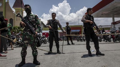 Polisi dan TNI Bersenjata Jaga SPBU di Palu