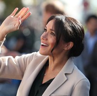 Ditambah sejumlah perhiasan yang dikenakannya mulai dari gelang, kalung dan beberapa cincin dari Missoma dan Catbird, penampilan Meghan Markle kali ini bernilai total £4,780 atau sekitar 94 juta. Foto: Getty Images