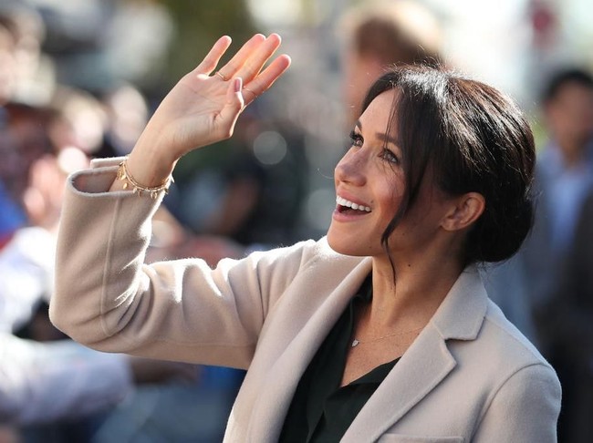Ditambah sejumlah perhiasan yang dikenakannya mulai dari gelang, kalung dan beberapa cincin dari Missoma dan Catbird, penampilan Meghan Markle kali ini bernilai total £4,780 atau sekitar 94 juta. Foto: Getty Images