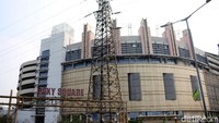 Meskipun kini Roxy Square telah sepi pengunjung, sejumlah pedagang di pusat perbelanjaan itu memilih bertahan lantaran tak ada pilihan lain. Setidaknya meski sepi, masih ada pembeli yang datang ke pusat perbelanjaan itu meski dalam beberapa waktu.