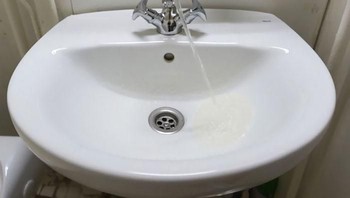 Bagaimana bisa airnya miring ke samping? (Foto: Boredpanda)