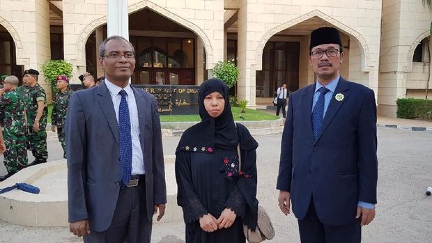 Dubes RI untuk Arab Saudi Agus Maftuh Abegebriel (kanan) bersama buruh migran yang selamat dari hukuman mati, Jama'ah (tengah). 