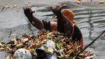 PPSU Bersihkan Sampah Menumpuk di Waring Kali Item